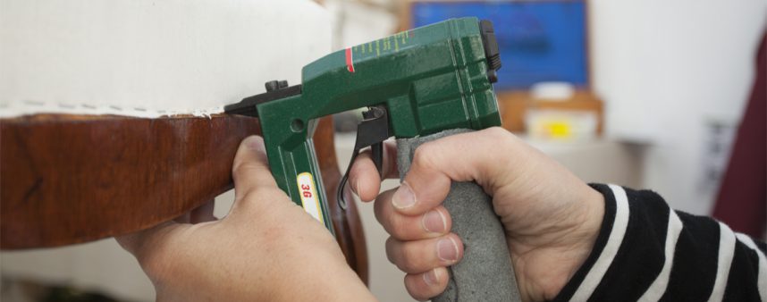 Klammerverktyg 3G in action omkladsel av stol och tyg